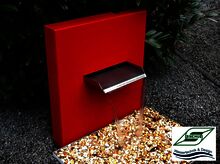 rot lackierte Wasserfallwand