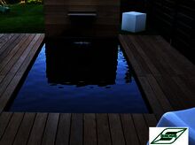 Wasserbecken in einer Holzterrasse