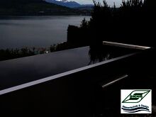 Infinity-Wasserbecken mit Wasserfall Infinity-Wasserbecken mit Wasserfall