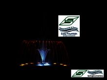 Springbrunnen mit umlaufender Beleuchtung