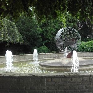 Natursteinbrunnen mit Düsen