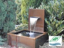 Wasserspiel aus Corten mit Schütte