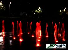 farbig beleuchtetes Fontänenfeld