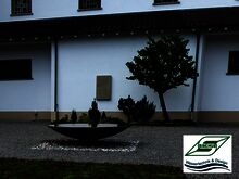 Kirchenvorplatz mit Cortenschale